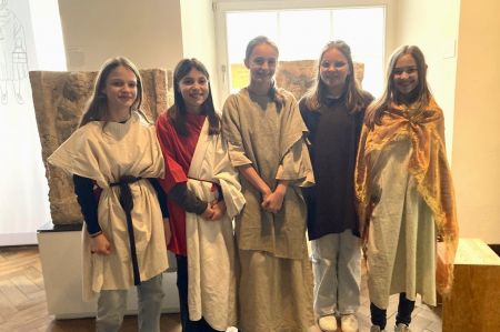Fünf RSGlerinnen in römischer Kleidung